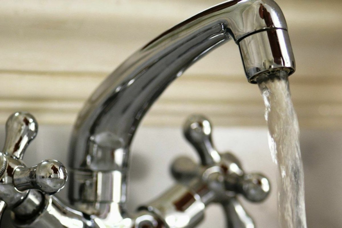 Холодная вода идёт из горячего крана — в чём причина и что делать?