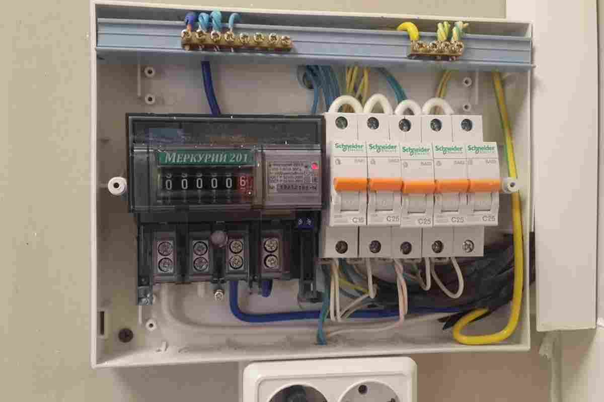 Выбивает автомат в щитке — причины и решения